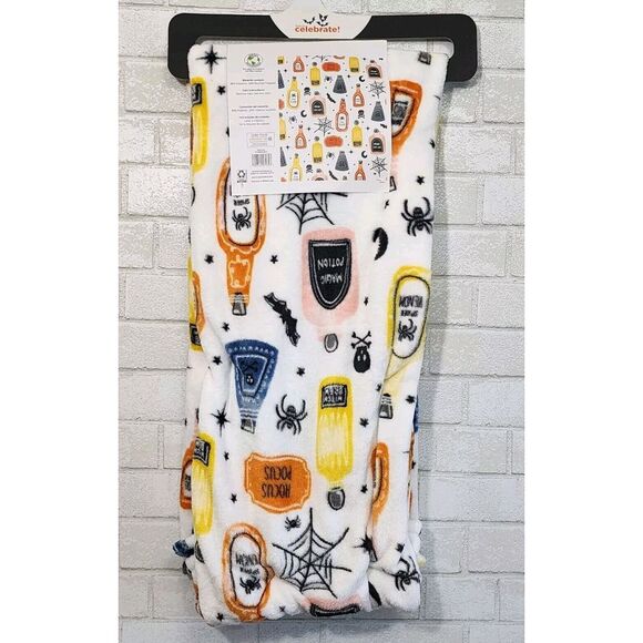 Halloween Hocus Pocus Witches Throw Blanket Potion Bottles Soft Fleece 50" x 60" - Picture 2 of 4